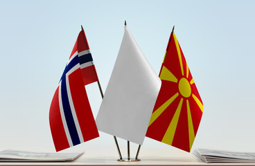 Flags of Norway and Macedonia with a white flag in the middle