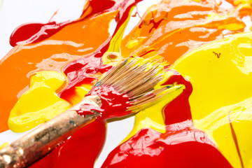 Obraz premium Brushes with paint yellow