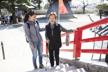 階段とお年寄り