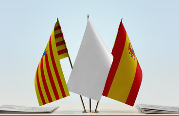 Flags of Aragon and Spain with a white flag in the middle