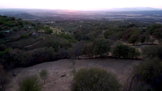 Drone en campos de Segura de Toro, pueblo veton español de la provincia de Cáceres, Extremadura (España) Video aereo con Dron