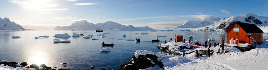 Besneeuwde uitzichten vanaf het Brown Station op Paradise Harbor / Island in Antarctica.