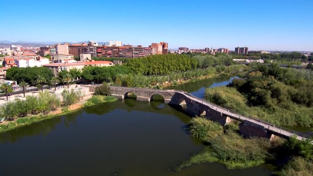 Drone en Puente de Talavera de la Reina  ciudad de España, en la provincia de Toledo, comunidad autónoma de Castilla La Mancha. Video aereo con Dron