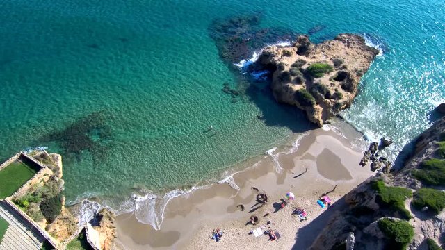 Drone en El castillo de Tamarit, de estilo rom&aacute;nico situado a orillas del mar Mediterr&aacute;neo en el t&eacute;rmino municipal de Tarragona (Espa&ntilde;a). Video aereo con Dron