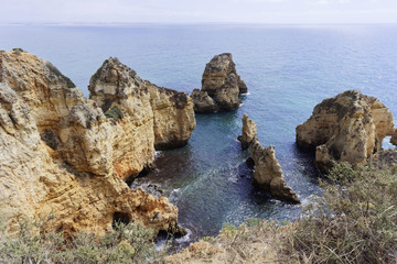 Fototapeta na wymiar Strände der Algarve, Felsenküste der Algarve, Atlantik, Portugal, Europa