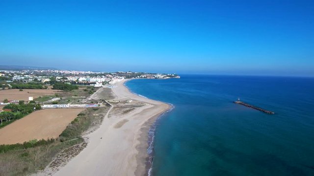 Drone en playa de Tamarit a orillas del mar Mediterráneo en el término municipal de Tarragona (España). Video aereo con Dron