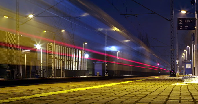 peron na dworcu kolejowym nocą