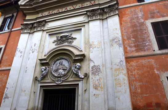 Steinrelief &uuml;ber dem Portal der Sant'Agata dei Goti