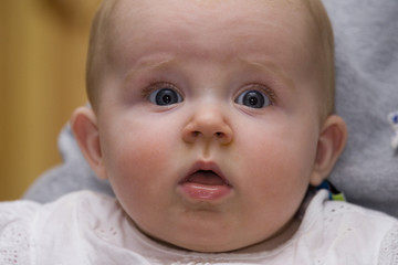 Erstaunt guckendes Baby