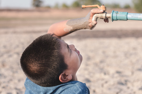 Children are sad to have no water to drink in the water shortage.