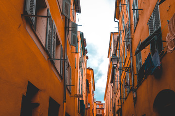 Fototapeta na wymiar ancient orange houses in a alley at nice