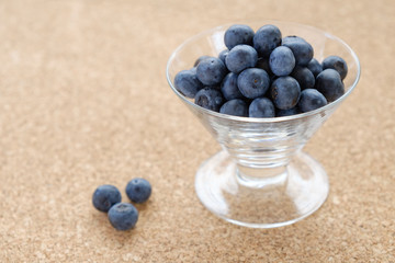 グラスに盛られたブルーベリー