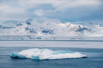 Obraz premium Winter landscape view of popular Glacier Lagoon with many small icebergs - Jokulsarlon, east Iceland.