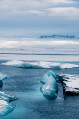 Obraz premium Winter landscape view of popular Glacier Lagoon with many small icebergs - Jokulsarlon, east Iceland.