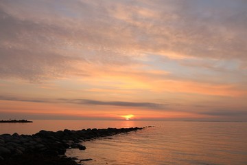 Fototapeta na wymiar malerischen Buhne und romantische Lichtstimmung bei Sonnenaufgang an der Ostsee