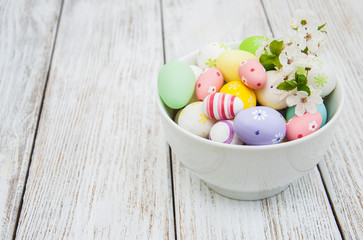 Fototapeta na wymiar Easter eggs and spring blossom