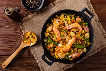 Keuken foto achterwand Gerechten Traditionele Spaanse paella met zeevruchten en kip.
