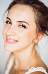 Naklejka premium Warm portrait of beautiful young brunette with a tender smile