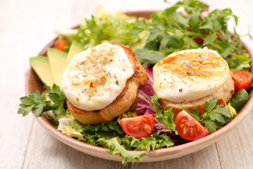 salad with goat cheese