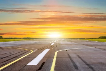 Stickers pour porte Aéroport Heure d& 39 or du coucher de soleil brillant avec l& 39 aéroport paysager de la piste.