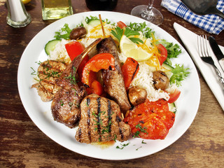 Grillteller mit Reis und Gemüse