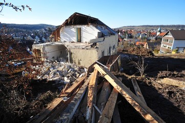 Abriss eines älteren Wohnhauses im städtischen Bereich