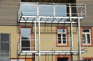 Fototapeta na wymiar Stahlskelett eines modernen Metall-Balkons an einem renovierten Altbau 