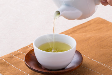 緑茶を注ぐイメージ　Green tea