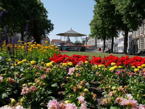 Kioske et fleurs sur la place de Zierikzee en Zeelande - Pays-Bas