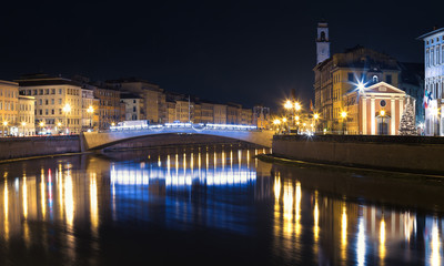 Fototapeta na wymiar Pisa lungo l'Arno