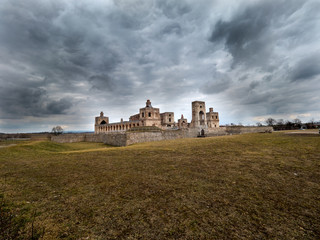 Malownicze ruiny zamku Krzyżtopór jednego z wiekszych zamków w Europie © JDziedzic