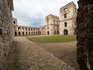 Malownicze ruiny zamku Krzyżtopór jednego z wiekszych zamków w Europie © JDziedzic