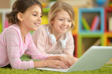 Fototapeta na wymiar little girls using laptop 