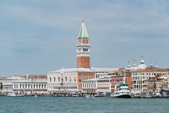 Venedig mit Blick auf Campanile und Doggen Palast mit Gondel und blauen Wolken Himmel