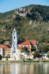 Obraz premium prachtvoller blauer Kirchen Turm von Dürnstein an der Donau