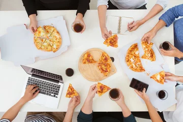 Schilderijen op glas Lunch and people concept. Happy business team eating pizza in office © makistock