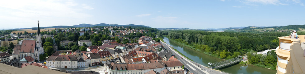 Fototapeta na wymiar Stadt Melk Landschaft und Fluss als Panorama