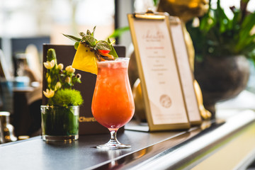 fruchtiger Cocktail in Lounge