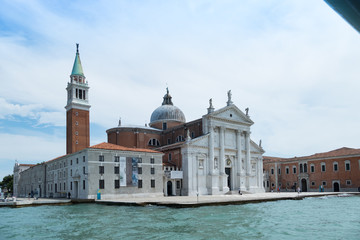 Fototapeta na wymiar Venedig mit Blick auf Insel Giudecca mit Gondel und blauen Wolken Himmel