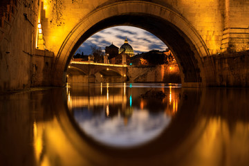 Fototapeta premium Kopuła Bazyliki Świętego Piotra w Watykanie, widok przez łuk mostu, czas wieczorny