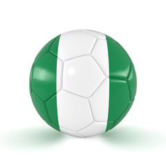 Fußball mit Nigeria Flagge auf weißem Hintergrund