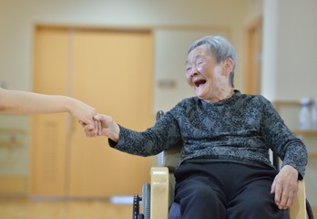 おばあちゃんを支える