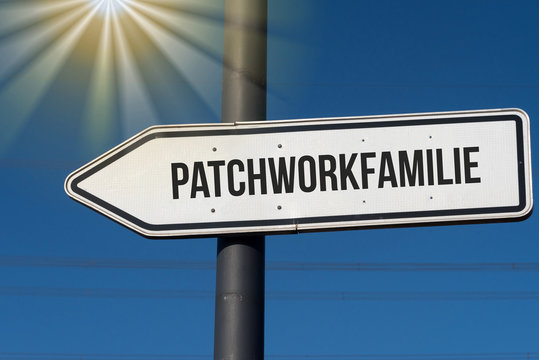 Ein Richtungspfeil zeigt in Richtung einer Patchworkfamilie