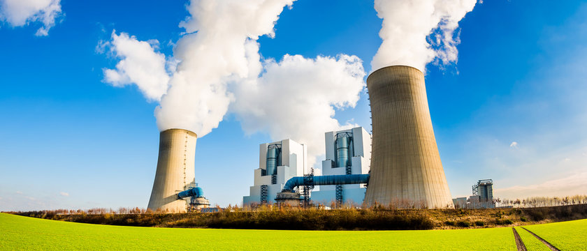 Power plant with two smoking cooling towers