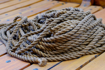 Fototapeta na wymiar Seil leigt auf dem Boden eines Bootes