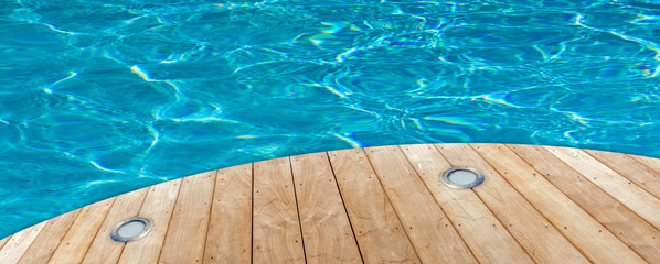 plage de piscine en bois brut avec spots d'éclairage intégré 