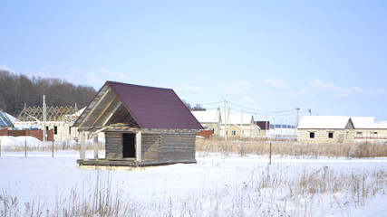 строительство маленького дома зимой.