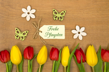 Tulpen und Karte: Frohe Pfingsten