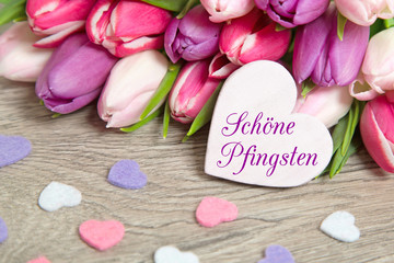 Fototapeta na wymiar Tulpen und Herz: Schöne Pfingsten