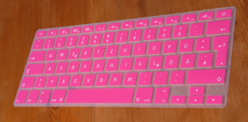 Tastatur QWERTZ / magenta auf Holz